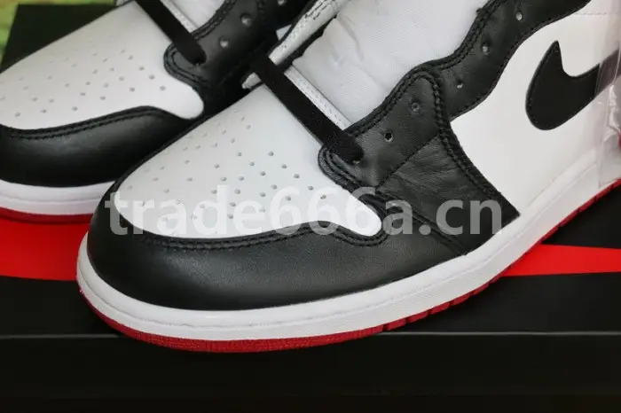 Air Jordan 1 OG High “Black Toe”2016 