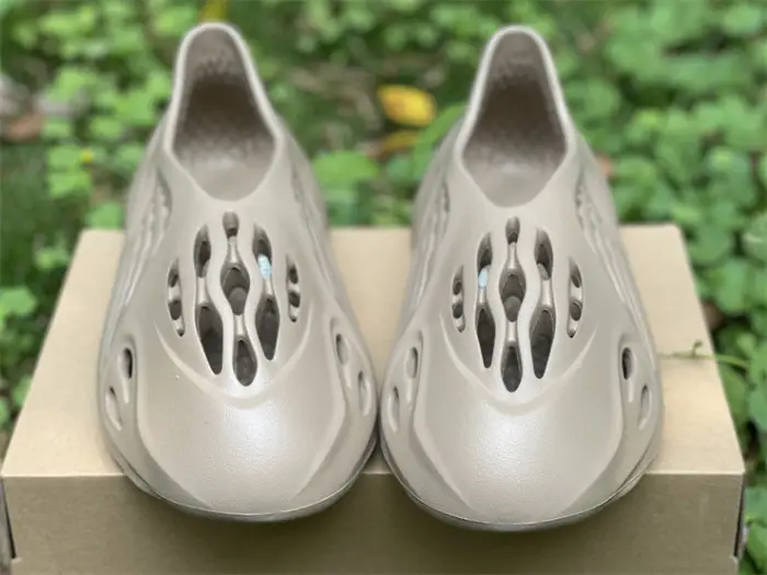 Authentic Yeezy Foam Runner “Mist” 