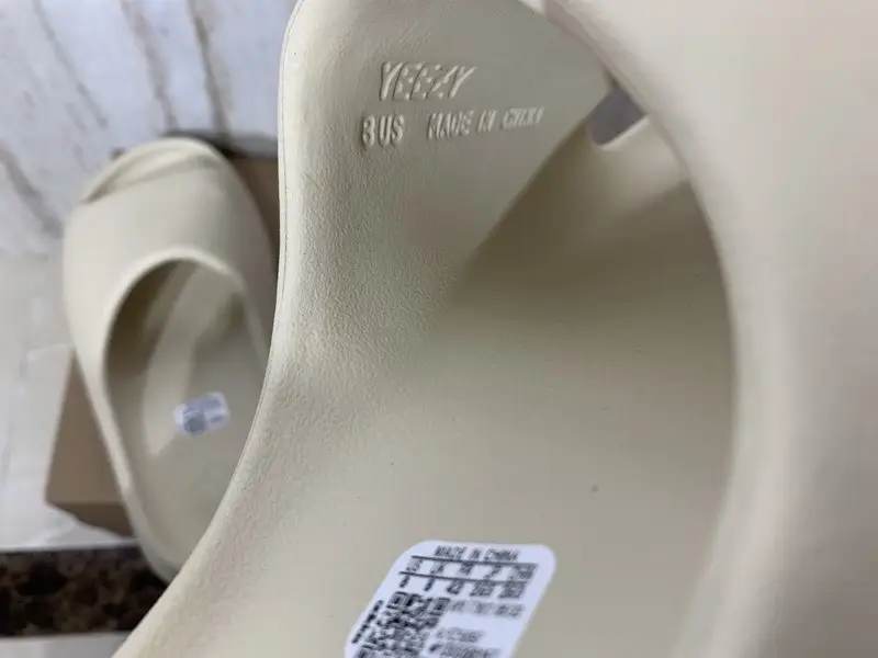 Yeezy Slide Bone FZ5897 