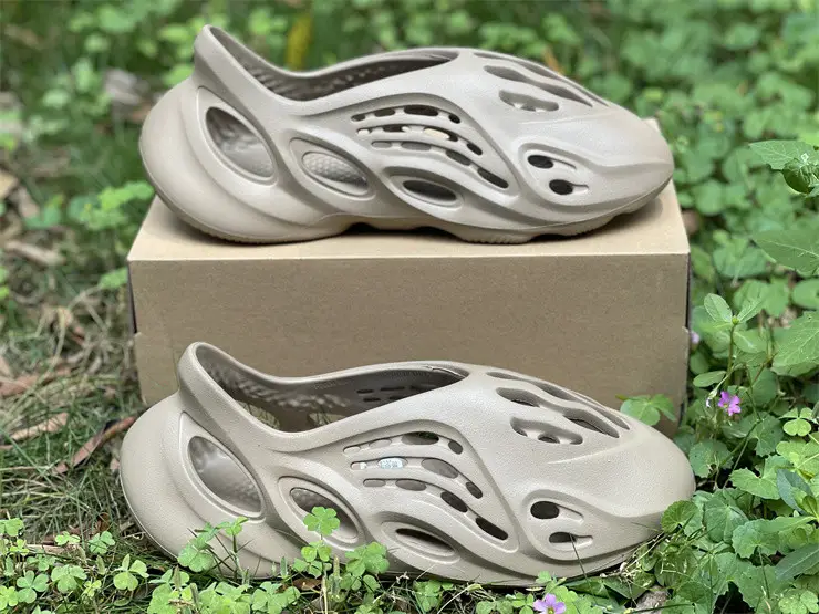 Authentic Yeezy Foam Runner “Mist” 