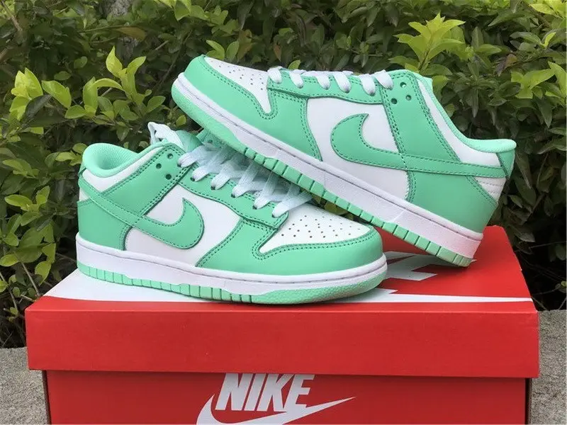 Authetnic Nike Dunk Low WMNS “Green Glow” 