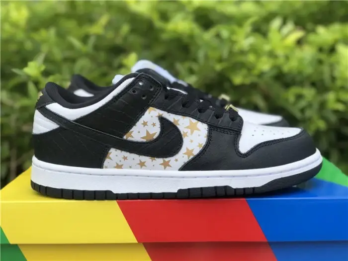 Authentic Supreme x Nike SB Dunk Low “Black Stars” 
