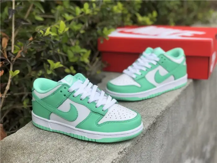 Authetnic Nike Dunk Low WMNS “Green Glow” 