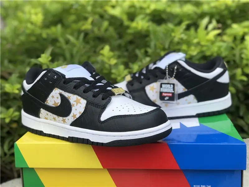Authentic Supreme x Nike SB Dunk Low “Black Stars” 