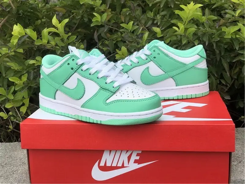 Authetnic Nike Dunk Low WMNS “Green Glow” 
