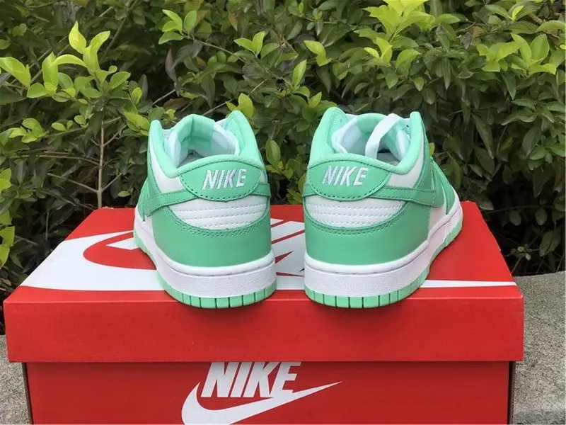 Authetnic Nike Dunk Low WMNS “Green Glow” 