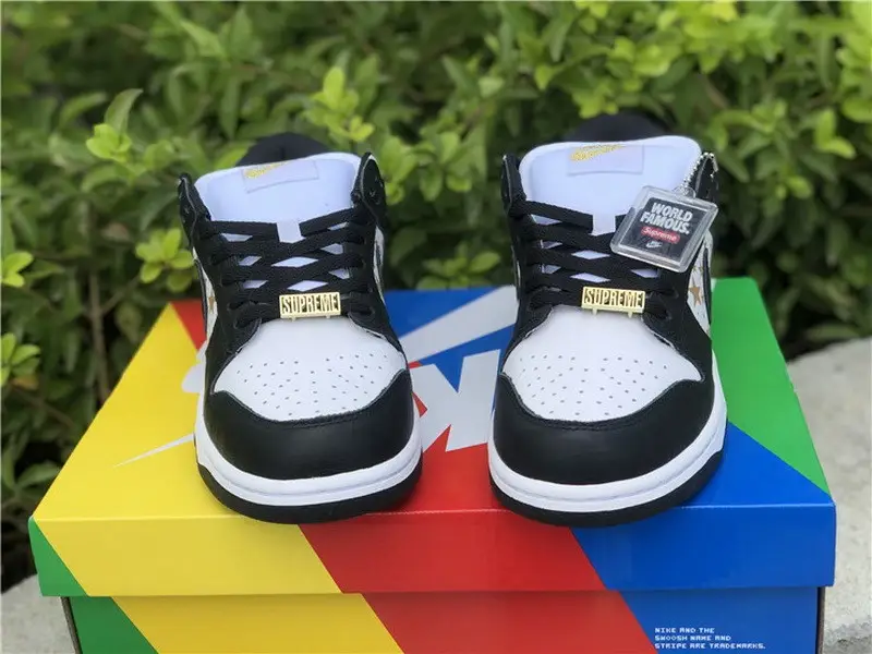 Authentic Supreme x Nike SB Dunk Low “Black Stars” 