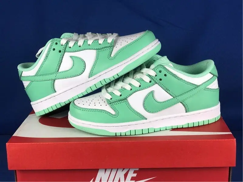 Authetnic Nike Dunk Low WMNS “Green Glow” 