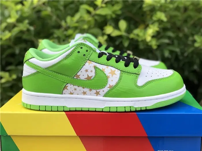 Authentic Supreme x Nike SB Dunk Low Green DAAE371