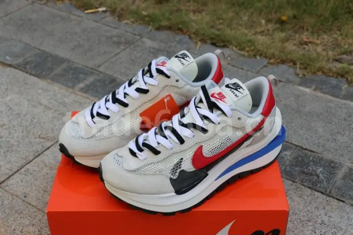 Authentic sacai x Nike VaporWaffle “Royal Fuchsia ” AABAF2558