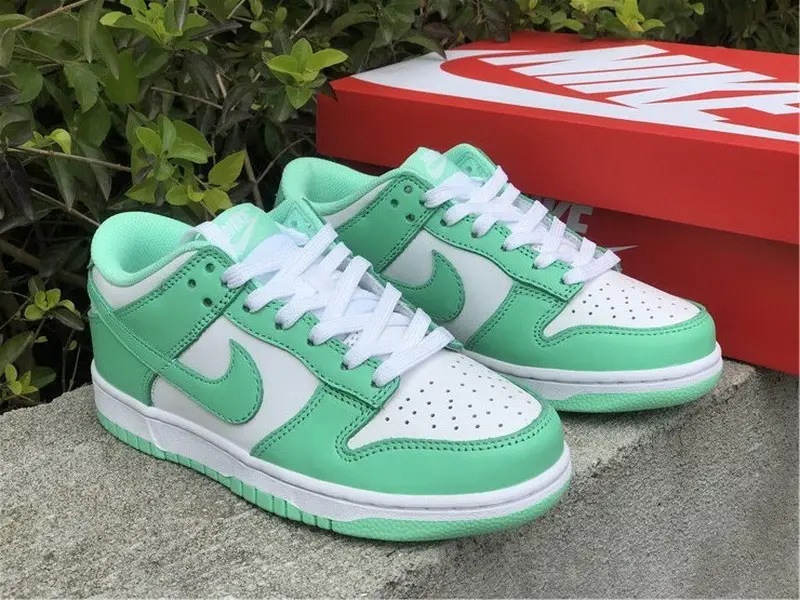 Authetnic Nike Dunk Low WMNS “Green Glow” 