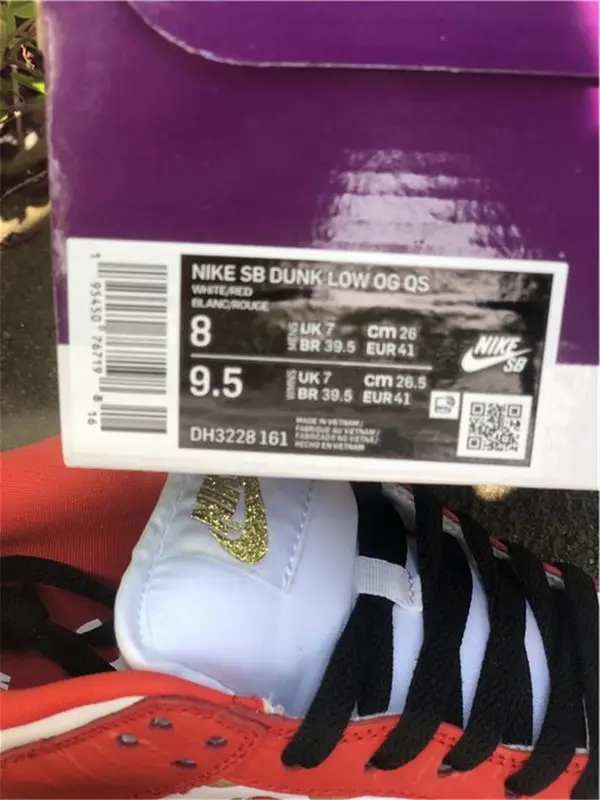 Authentic Supreme x Nike SB Dunk Low Red 