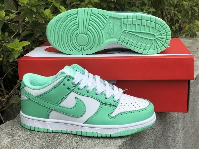 Authetnic Nike Dunk Low WMNS “Green Glow” 