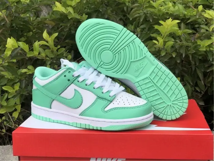 Authetnic Nike Dunk Low WMNS “Green Glow” 