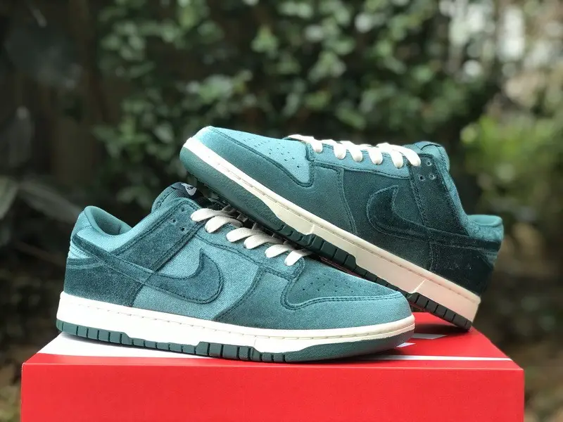 Authentic Nike Dunk Low “Green Velvet“ 