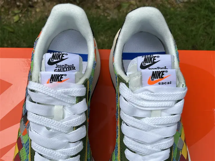 Authentic Sacai x Nike woven “Green Gusto” 