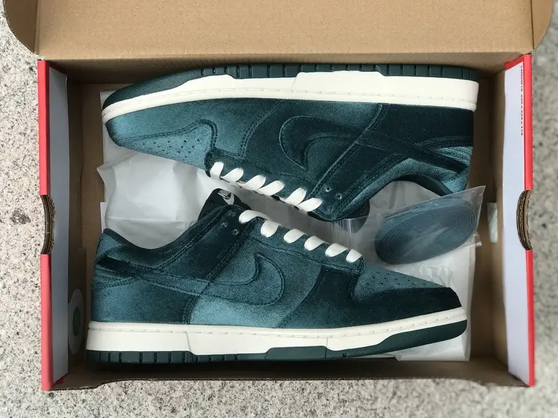 Authentic Nike Dunk Low “Green Velvet“ 
