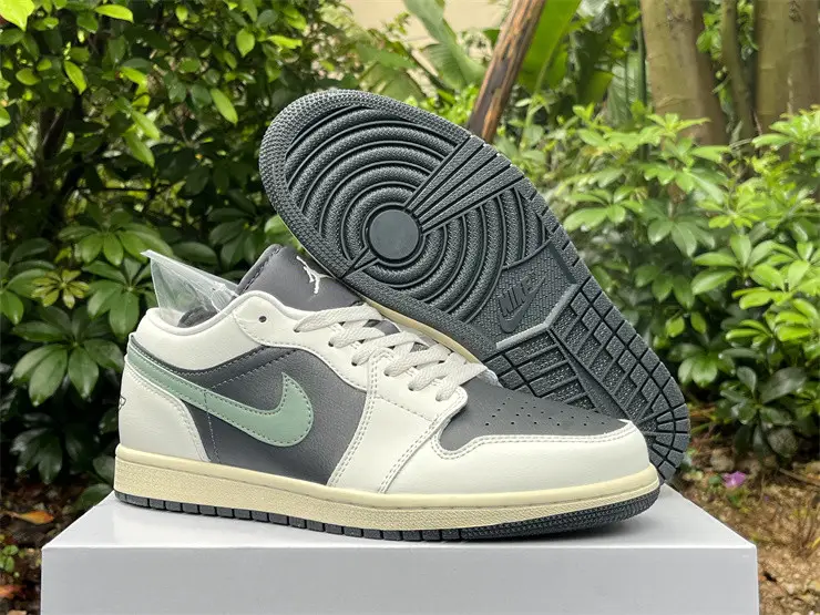 Authentic Air Jordan 1 Low WMNS “Jade Smoke” 