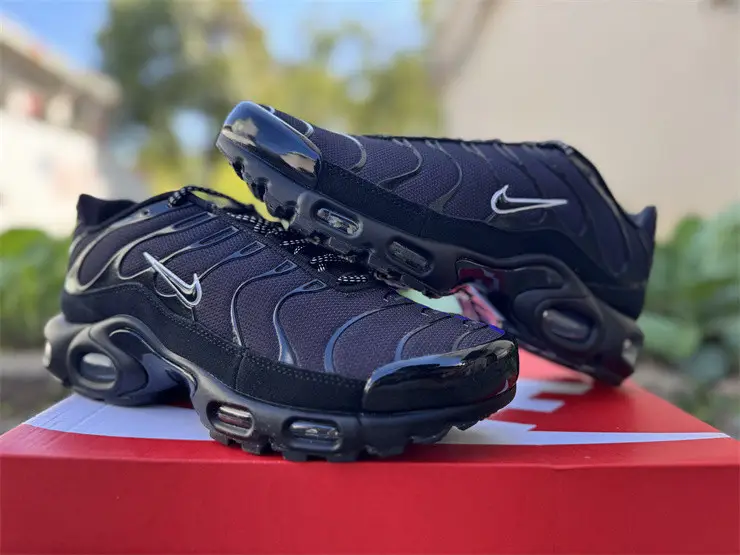 Authentic Nike Air Max Plus Black Blue Red 